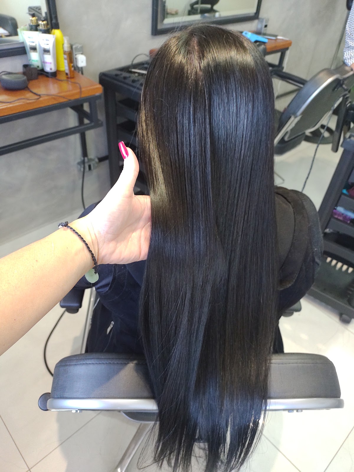 Cabelo liso e escorrido, resultado de progressiva feito na Rose Hair, no Capão Raso