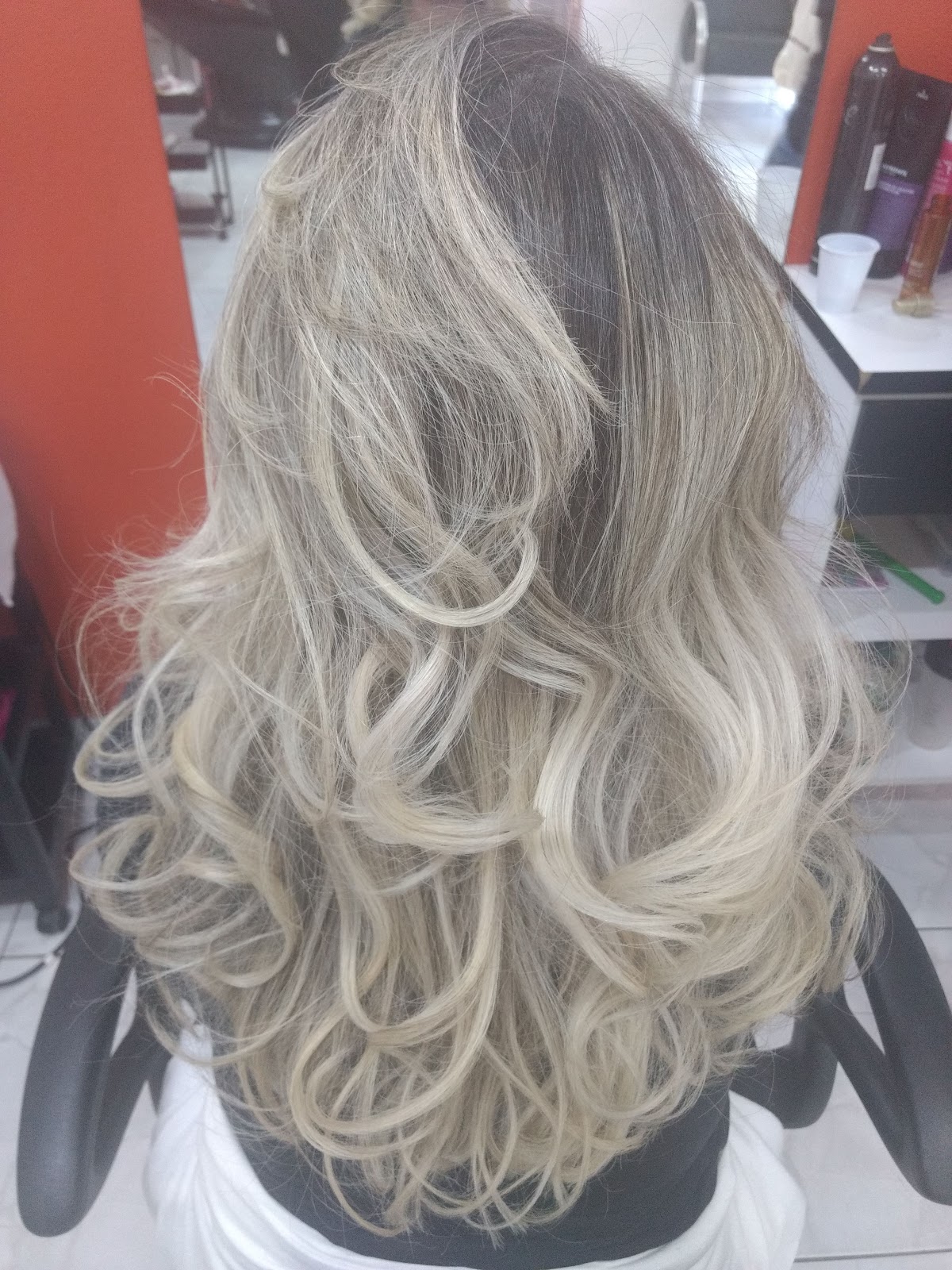 Cabelo loiro com cachos feitos na Rose Hair